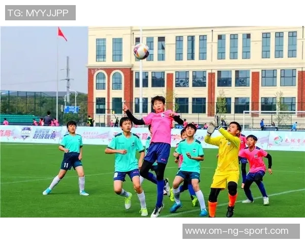 小学生足球展示活动精彩纷呈展现青春活力与团队精神 小学生足球展示活动精彩纷呈展现青春活力与团队精神