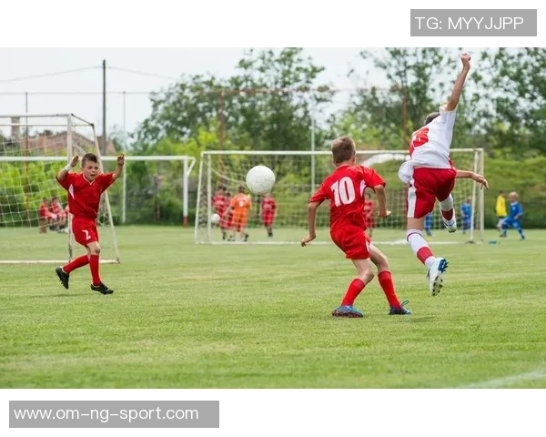 运动男孩足球：激情与梦想交织的绿茵场上成长之旅